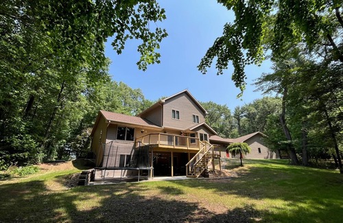 New London House | Serene Wooded Retreat with Spa and Hot Tub Amenities