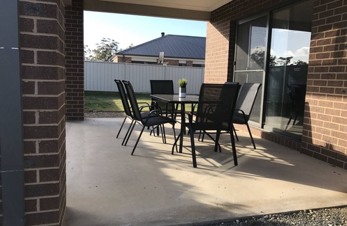 Moama House | Tranquil Getaway Next to Park with Ocean View & Spa