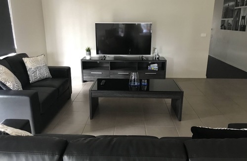 Moama House | Tranquil Getaway Next to Park with Ocean View & Spa