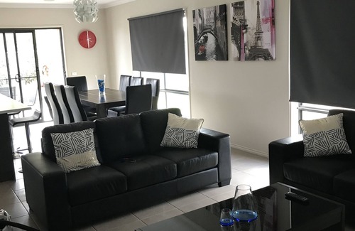 Moama House | Tranquil Getaway Next to Park with Ocean View & Spa