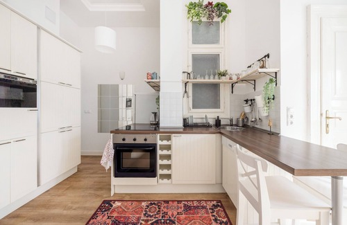 Inner City Budapest Apartment | Tranquil City Centre Retreat with Spa and Breakfast