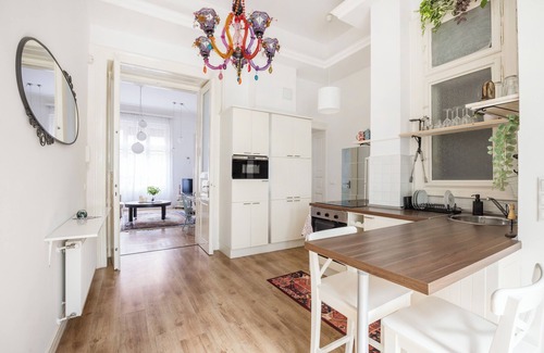 Inner City Budapest Apartment | Tranquil City Centre Retreat with Spa and Breakfast