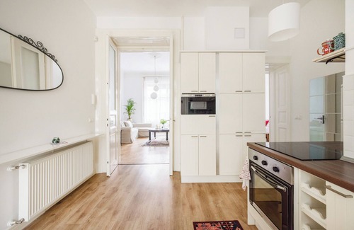 Inner City Budapest Apartment | Tranquil City Centre Retreat with Spa and Breakfast