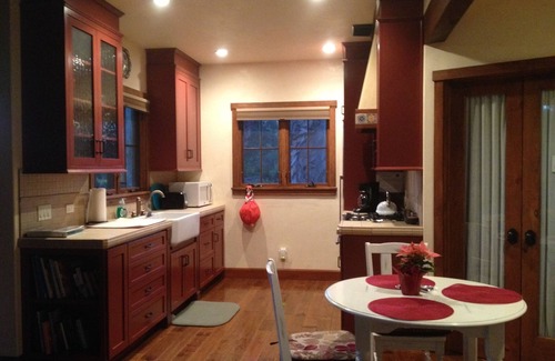 Hedgerow Cottage | Romantic Oceanfront Retreat in Beautiful Montecito