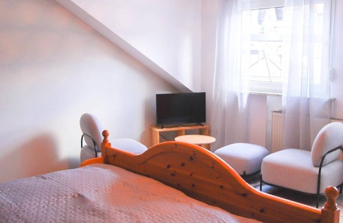 Trarbach Bed & Breakfast | Cozy Room with Private Bathroom at the Moseltherme Guesthouse