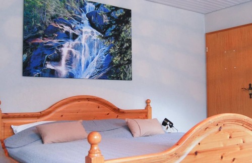 Trarbach Bed & Breakfast | Cozy Room with Private Bathroom at the Moseltherme Guesthouse