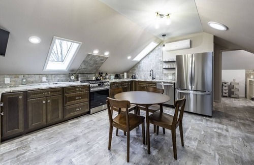 Whittaker House | Serene Retreat Near Ann Arbor/Ypsilanti with Breakfast
