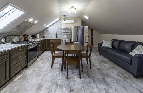 Whittaker House | Serene Retreat Near Ann Arbor/Ypsilanti with Breakfast