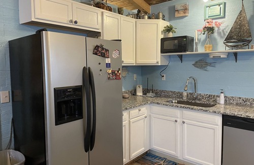 Holladay House | Serene Family Cabin by the River – Pet Friendly Retreat