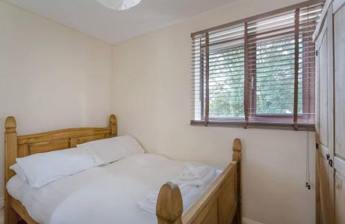 St Albans House | Tranquil St Albans House: Family & Pet-Friendly Retreat