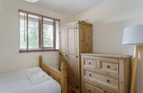 St Albans House | Tranquil St Albans House: Family & Pet-Friendly Retreat