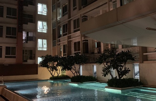 Ratchadaphisek Condo | Tranquil Urban Retreat with Pool and Kitchen for Two