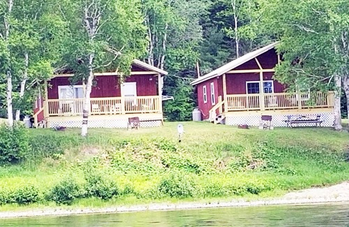 Quimby Cabin | Serene Getaway Steps from Water: Family & Pet-Friendly Retreat