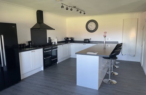 Wisbech House | Serene Getaway: Pet-Friendly Hotel with Ocean Views