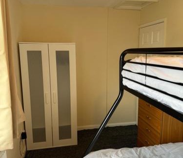 Skegby Apartment | Quiet, Sleeps 12, 2 bathrooms, Lots of parking, KIA 2