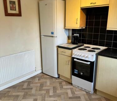 Skegby Apartment | Quiet, Sleeps 12, 2 bathrooms, Lots of parking, KIA 2