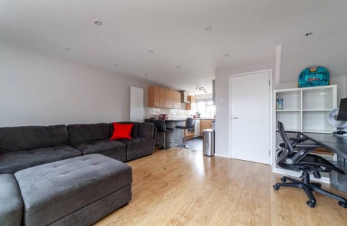 Edmonton Apartment | Tranquil 2BR Flat with Garden, Perfect for Families