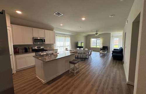 Del Valle House | Quiet spacious 5-bedroom house with huge fenced yard near COTA, Tesla, Airport