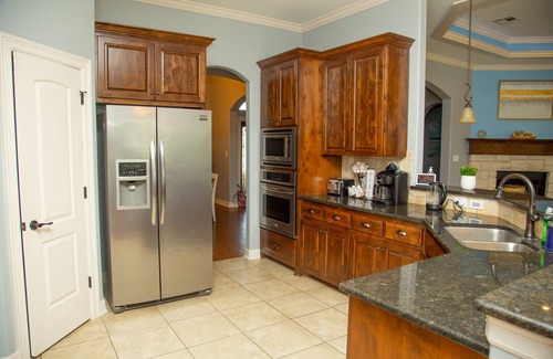 Belton House | Relaxing Modern Escape with Pool & Lake View - Belton Oaks