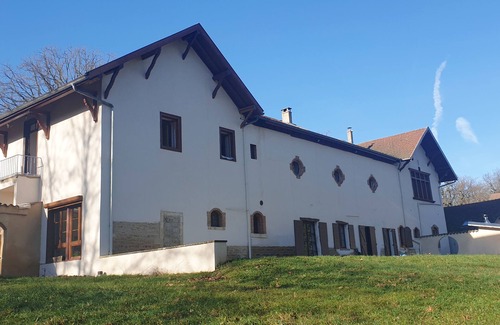 Peronnas Apartment | Relaxing Apartment with Spa and Kitchen - Sleeps 6 Comfortably