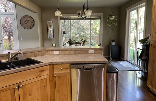 Mountain View House | Tranquil Retreat with Private Garden and Full Kitchen