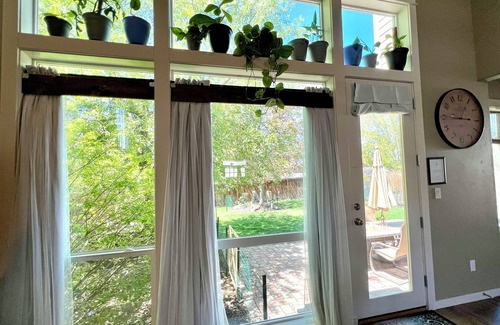 Mountain View House | Tranquil Retreat with Private Garden and Full Kitchen