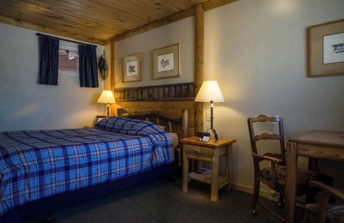 Rice Lake Cabin | Discover Room 8 - Decoy Room at Curriers Lakeview Lodge