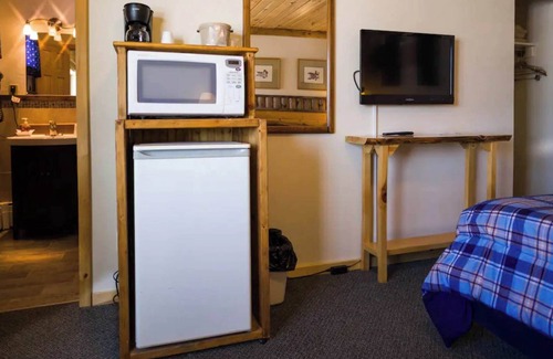 Rice Lake Cabin | Discover Room 8 - Decoy Room at Curriers Lakeview Lodge