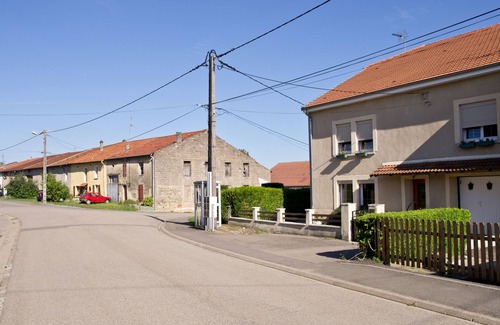 Flocourt Apartment | Serene Countryside Studio with Playroom & Pet Welcome