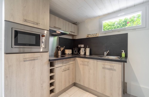 Saint-Jean-le-Blanc Apartment | Serene Studio Retreat in St Marceau - 10/10 Guest Rated