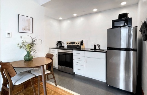 Downtown Des Moines Apartment | Peaceful Studio on Grand - Perfect for Families and Pets!