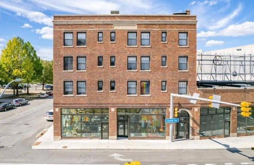 Downtown Des Moines Apartment | Peaceful Studio on Grand - Perfect for Families and Pets!