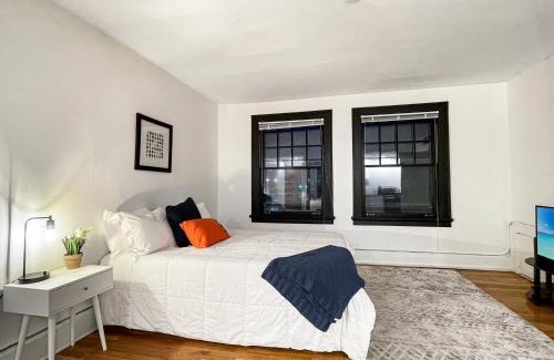 Downtown Des Moines Apartment | Cozy Studio Retreat in Downtown DSM - Pet Friendly Escape