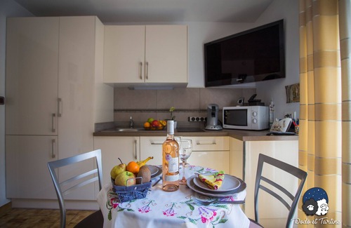 Peypin Apartment | Idyllic Studio Retreat with Garden, Pool & 9.8/10 Rating