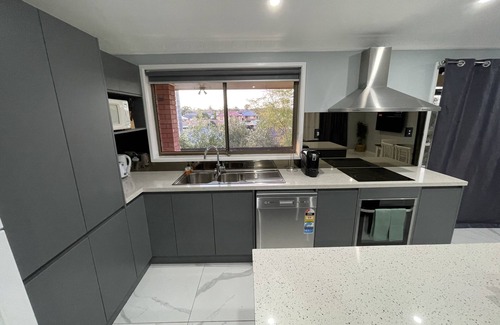 Singleton Heights House | Family-Friendly Suburban Home Near Shops - 10/10 Rating!