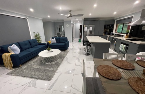 Singleton Heights House | Family-Friendly Suburban Home Near Shops - 10/10 Rating!