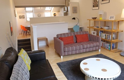 City Centre Glasgow House | Tranquil Townhouse with Private Entrance in City Centre