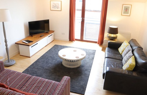 City Centre Glasgow House | Tranquil Townhouse with Private Entrance in City Centre