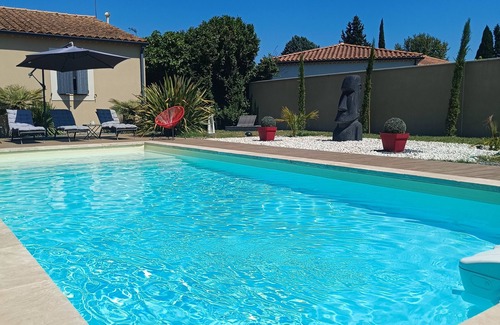 Althen-des-Paluds Villa | Serene Villa with Private Pool and Expansive Garden Retreat