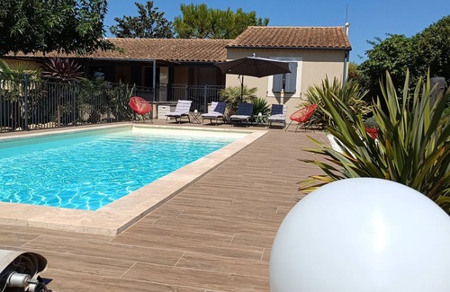 Althen-des-Paluds Villa | Serene Villa with Private Pool and Expansive Garden Retreat