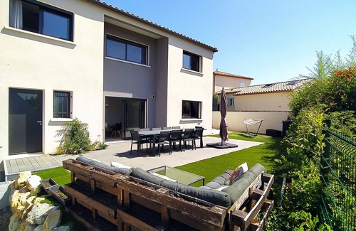 Vailhauques Villa | Relaxing Villa with Pool Near Sea and River Awaits You