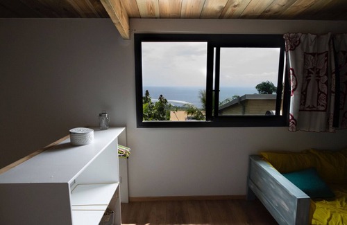 Les Avirons House | Tranquil Wooden House with Ocean and Garden Views