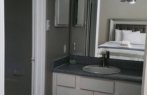 DeSoto Apartment | Quiete 2-bedroom apartment with AC, WiFi in nice DeSoto