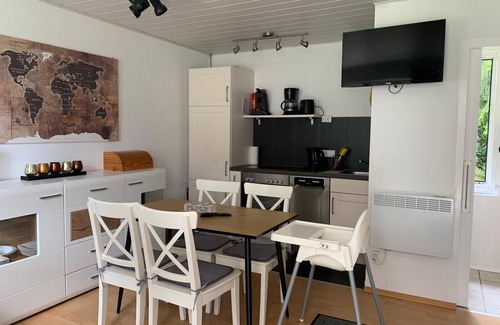 Bungalowdorf an der Talsperre House | Family-Friendly Bungalow with Ocean and Lake Views