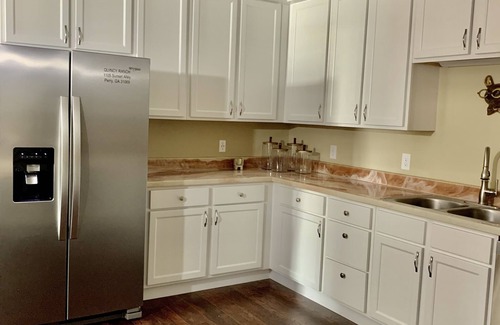 Perry House | Quincy Ranch: Pet-Friendly 3-Bedroom Retreat with Breakfast