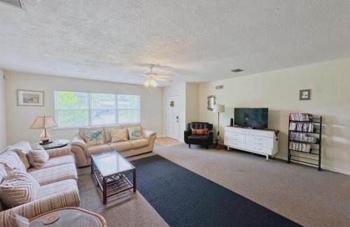 Hawks Park House | Discover Quinn's Riverside Retreat for a Memorable Stay