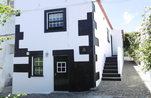 Angra do Heroismo House | Experience Quinta Amaro AL: Pet-Friendly & Family Suites