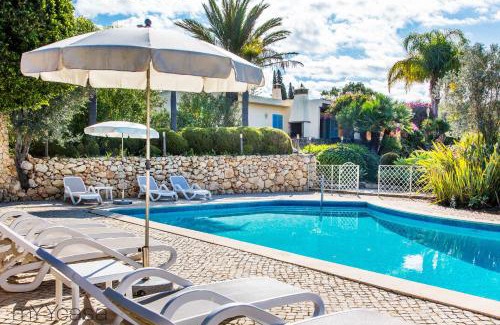 Carvoeiro House | Inviting Quinta Azul: Oceanfront Apartment with Pool