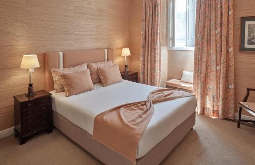 Torres Vedras Bed & Breakfast | Inviting Quinta da Carlota: Oceanfront with Pool & Dining