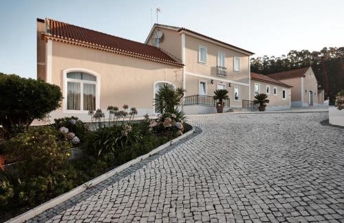 Torres Vedras Bed & Breakfast | Inviting Quinta da Carlota: Oceanfront with Pool & Dining